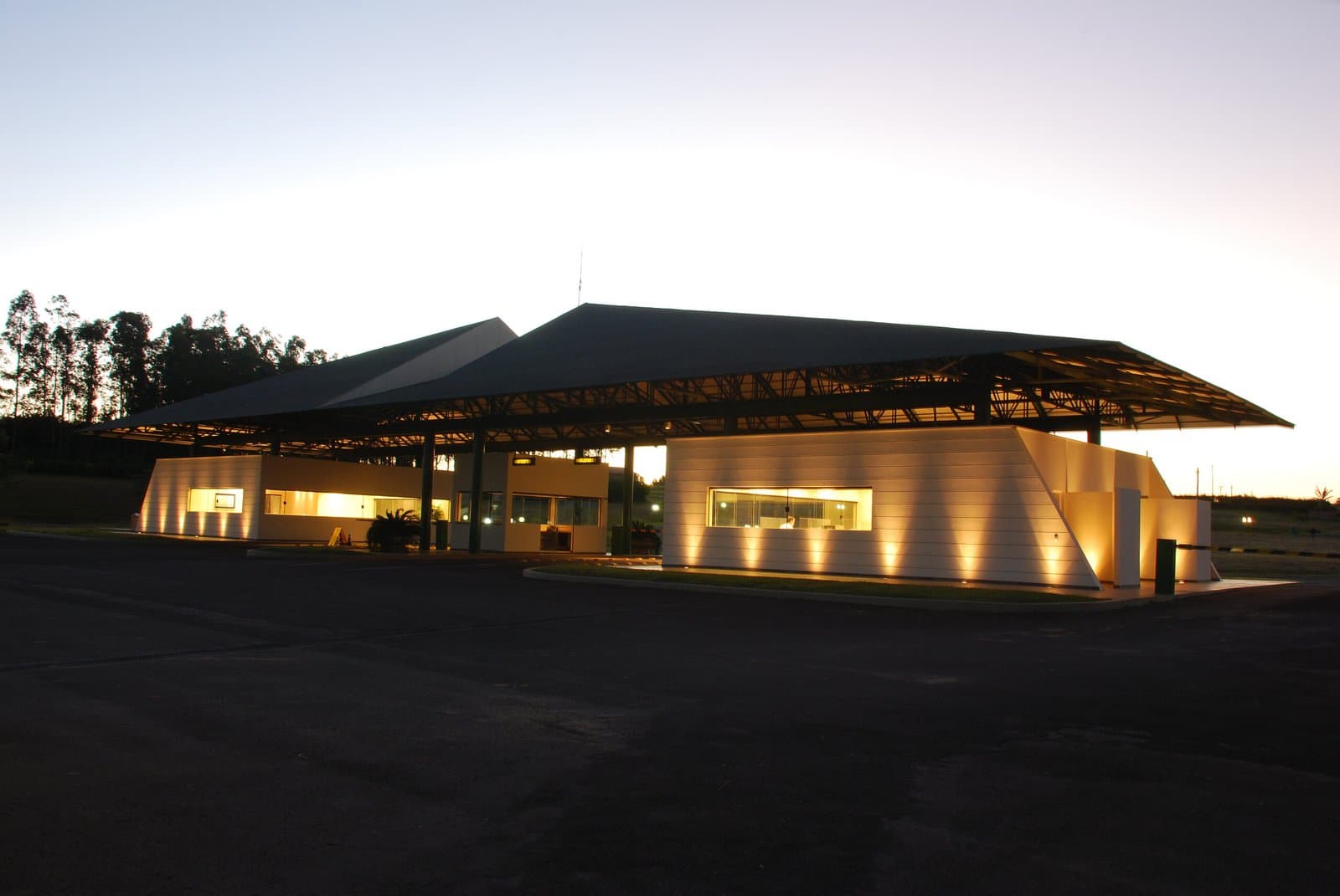 Projeto de iluminação externa em arquitetura residencial